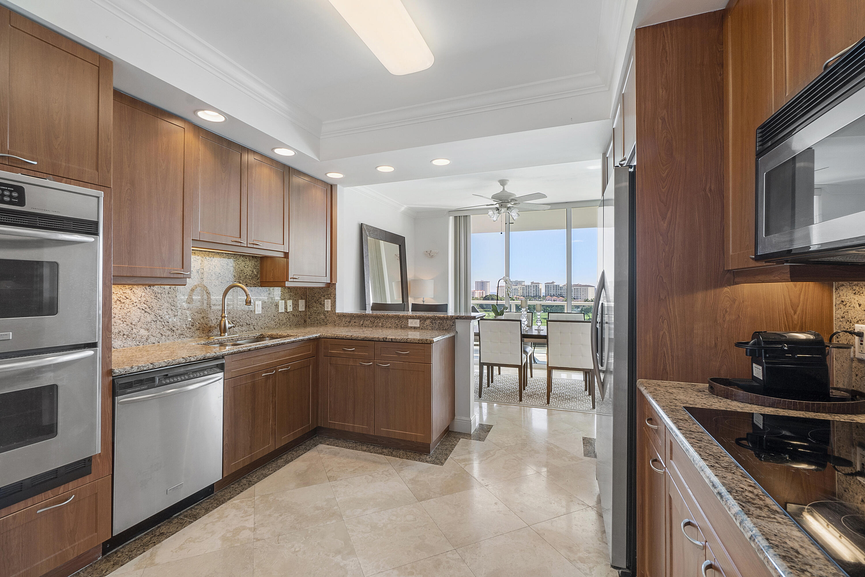 550 Southeast Mizner Boulevard, Unit B810 Boca Raton, FL 33432 - Photo 17 of 50 Kitchen
