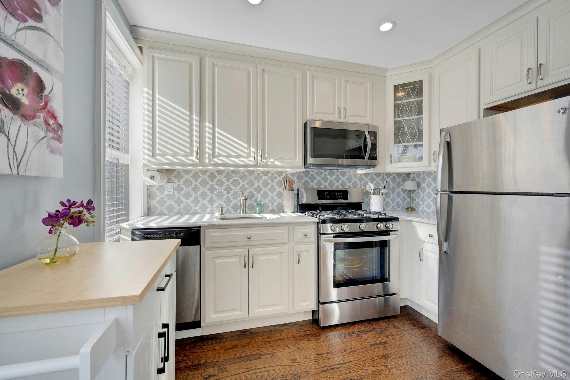 280 Bronxville Road, Unit 3W Bronxville, NY 10708 - Photo 11 of 19 a kitchen with a sink stove and refrigerator