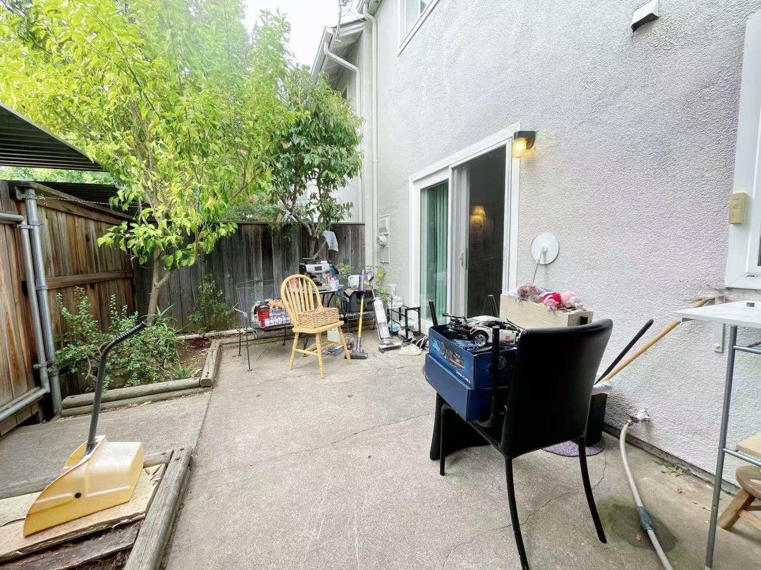 4016 Knoll Top Court Carmichael, CA 95608 - Photo 22 of 33 a living room with furniture and a potted plant