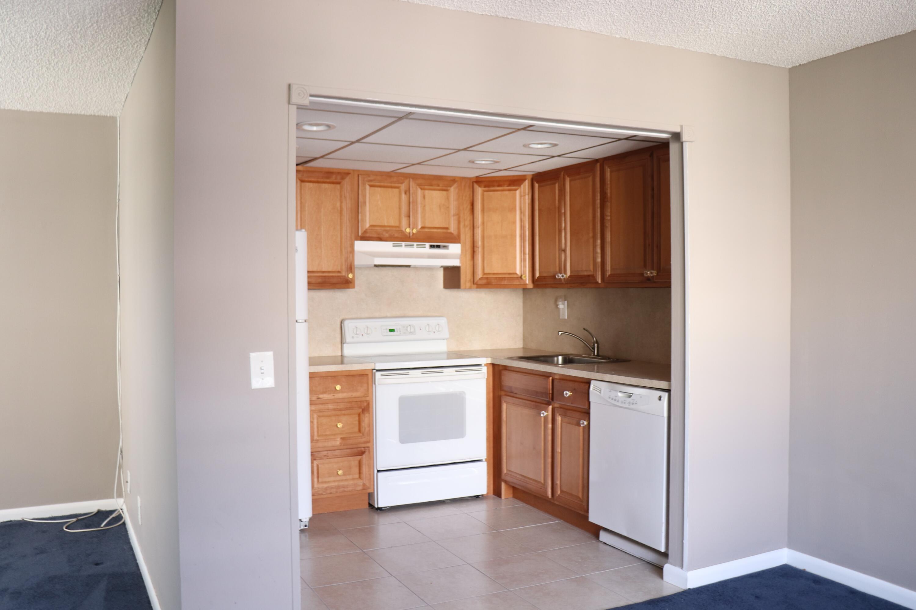 466 Capri G Delray Beach, FL 33484 - Photo 4 of 13 kitchen