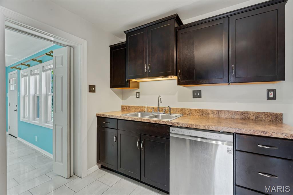 660 Rochester Drive St. Louis, MO 63125 - Photo 11 of 35