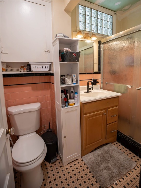 530 Post Road Warwick, RI 02888 - Photo 10 of 19 1st floor bathroom