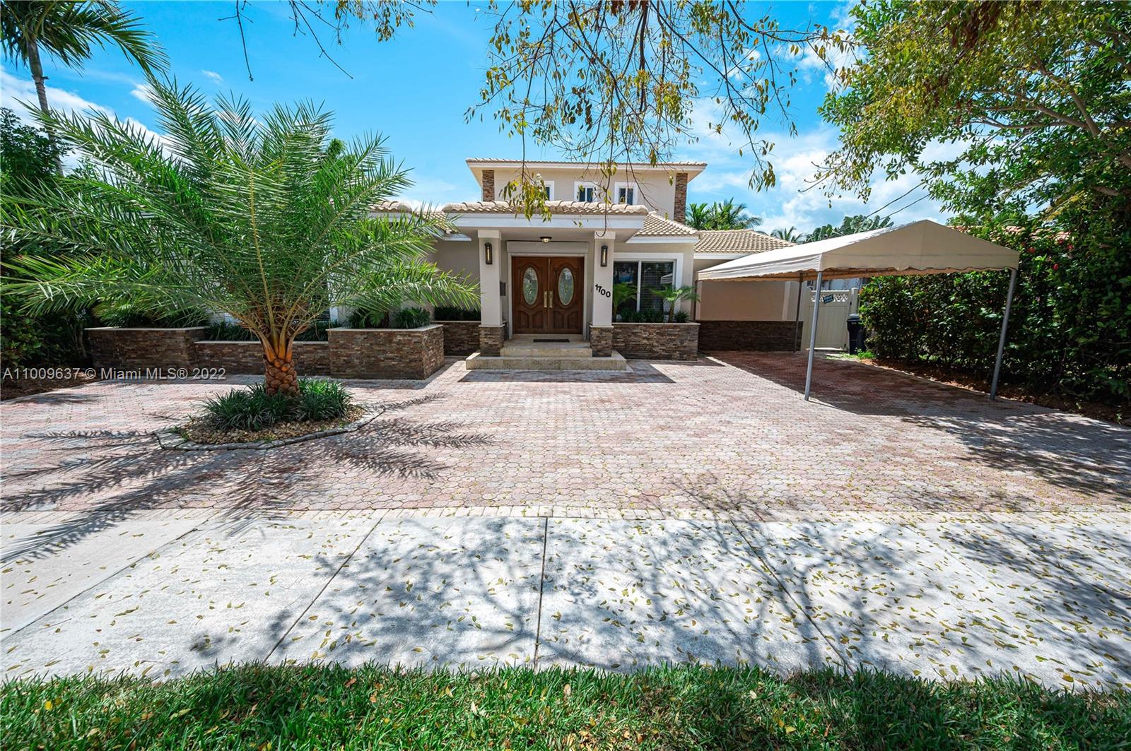 1700 Cleveland Road Miami Beach, FL 33141 - Photo 58 of 60 a view of a house with a yard and potted plants