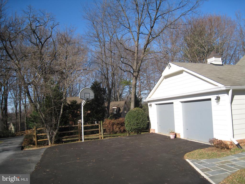 11816 Canfield Road Potomac, MD 20854 - Photo 3 of 24 Two Car Garage