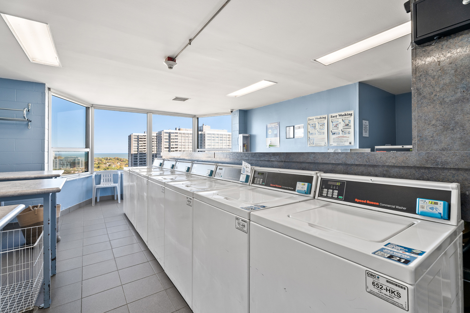 720 West Gordon Terrace, Unit 14G Chicago, IL 60613 - Photo 13 of 18 a kitchen that has a sink a stove and chairs