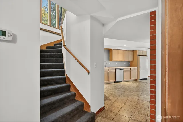 a view of entryway and kitchen