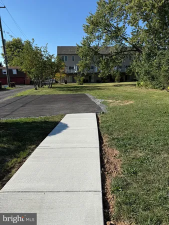 a view of a yard with a house