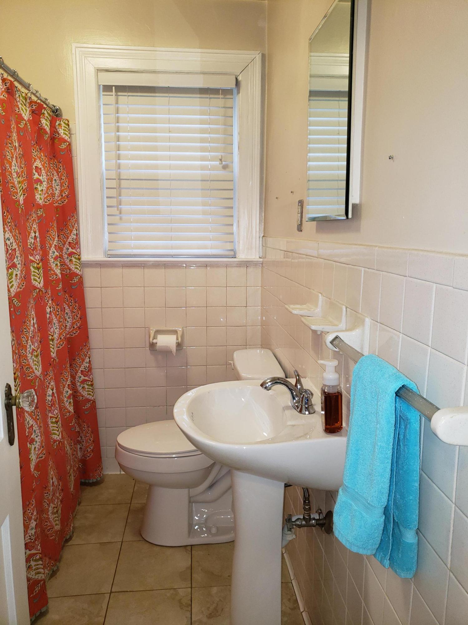 2530 Livingston Road Southwest Roanoke, VA 24015 - Photo 9 of 25 Entry Level Bath