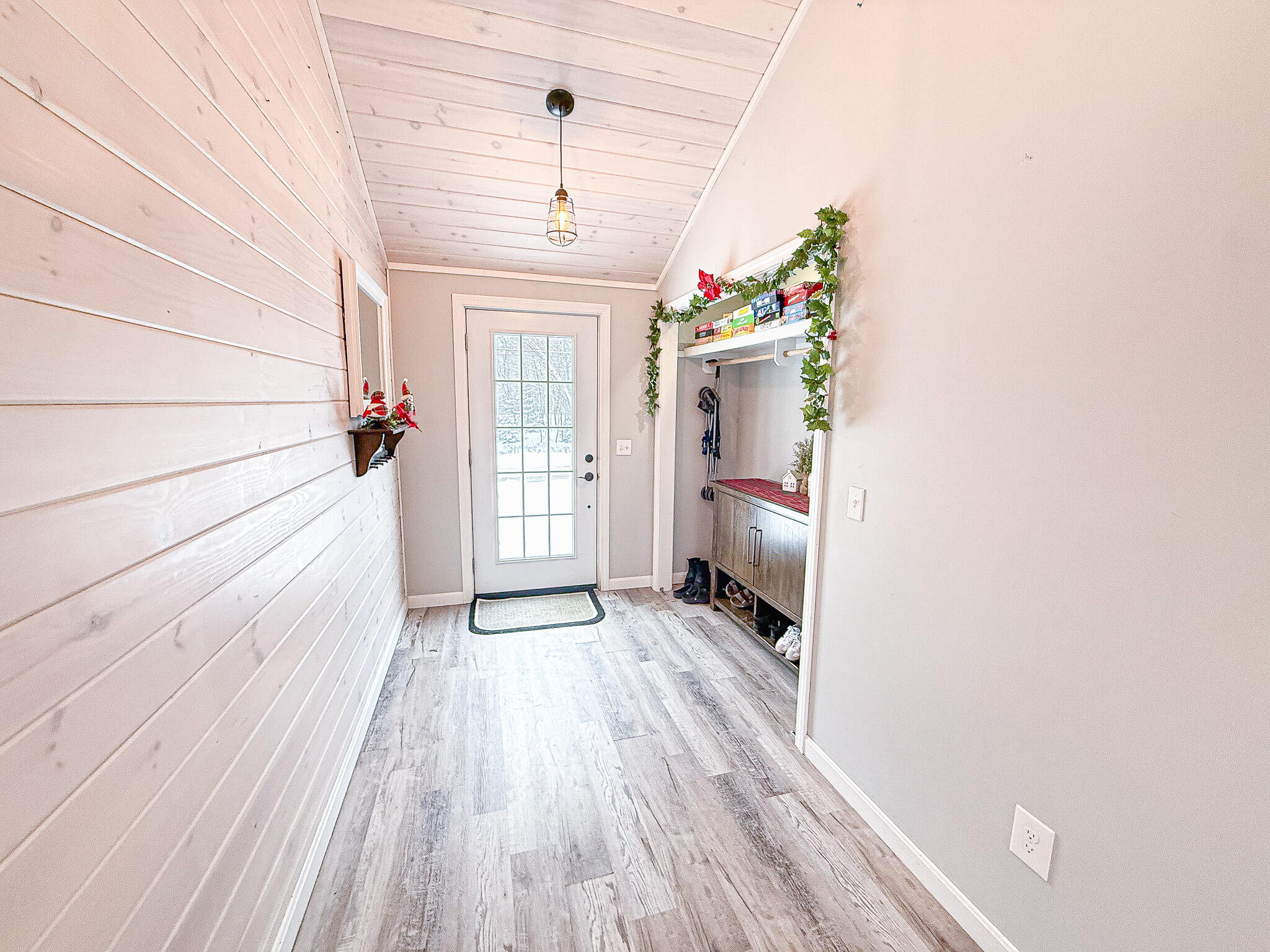 50 Ficketts Point Road Milbridge, ME 04658 - Photo 5 of 24 Entry way