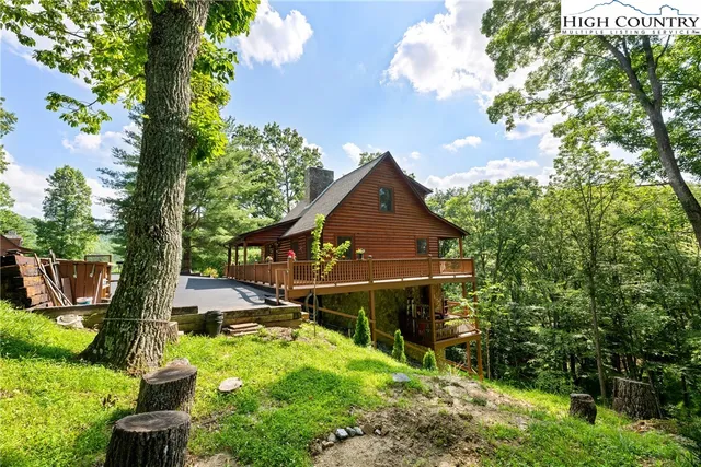 a view of a yard in front of house