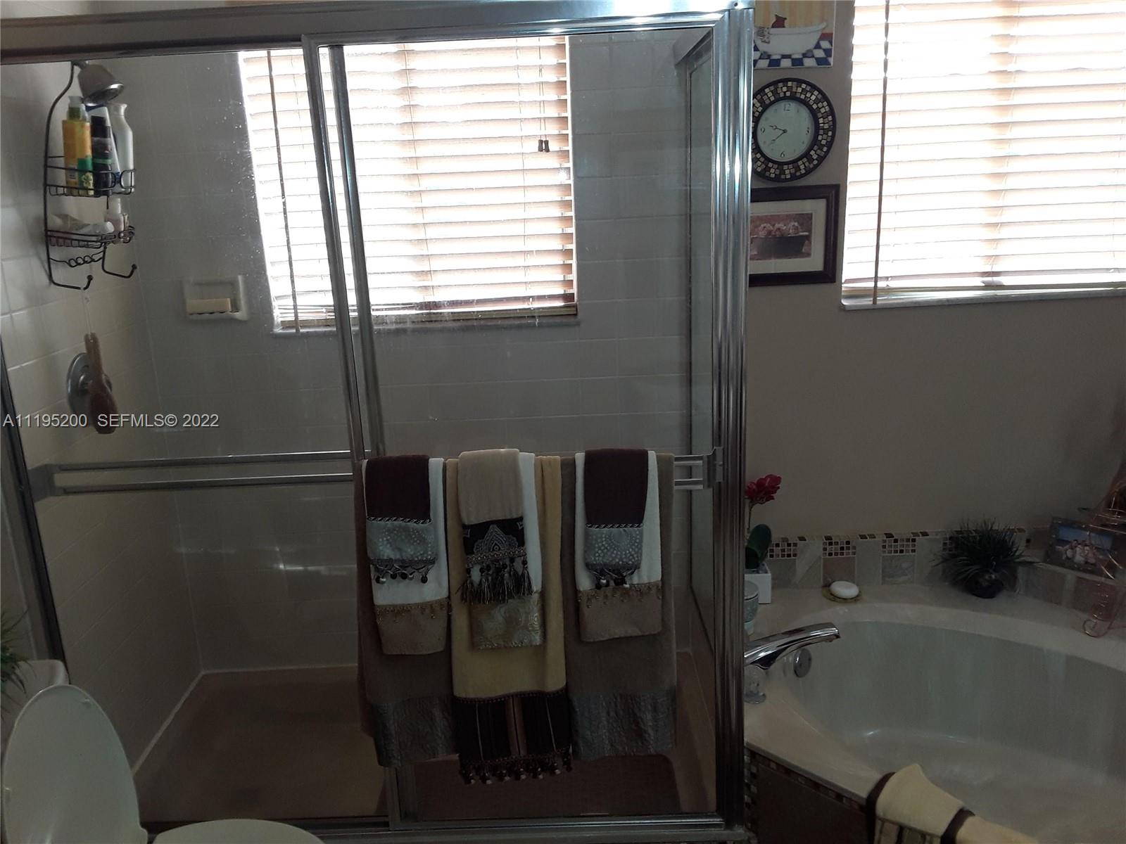 6810 Via Regina, Unit 40 Boca Raton, FL 33433 - Photo 23 of 45 Master Bath Shower and Tub