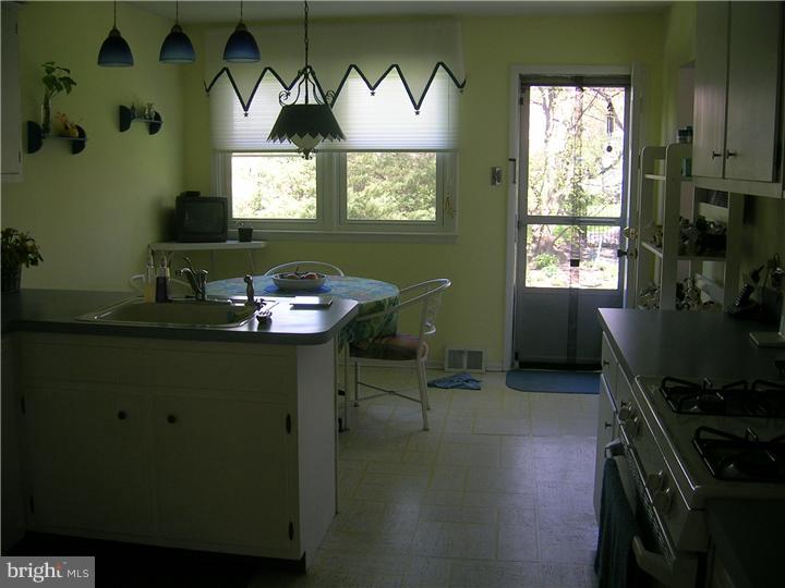 805 Broadmoor Road Huntingdon Valley, PA 19006 - Photo 8 of 25 Gallery Image 8