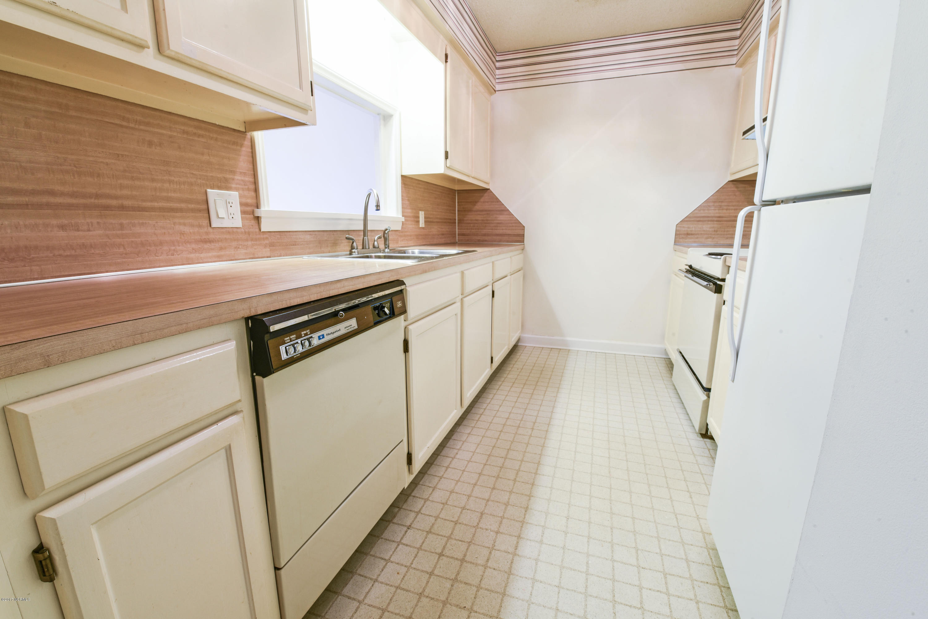 1918 Quail Ridge Road, Unit S Greenville, NC 27858 - Photo 17 of 23 17 Kitchen