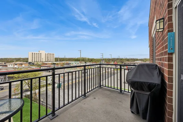 $275,000 | 9355 Irving Park Road, Unit 401, Schiller Park, IL 60176