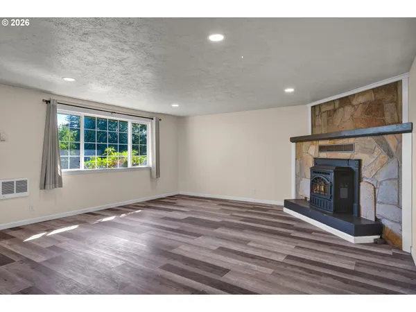 $610,000 | 947 South R Street, Cottage Grove, OR 97424