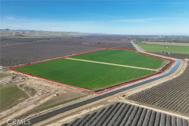 a view of a tennis court