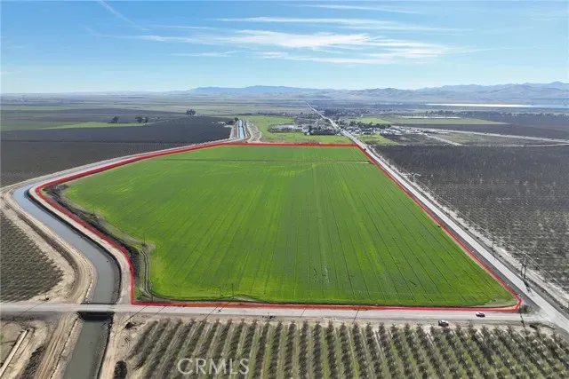 a view of a back yard
