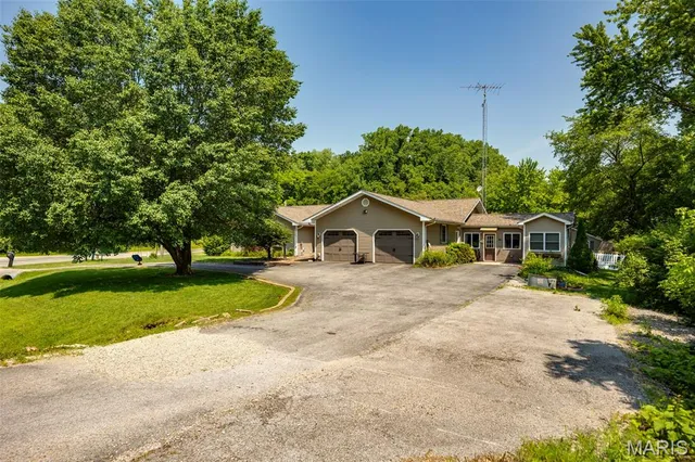 $295,000 | 879 Old Quarry Trail, Litchfield, IL 62056