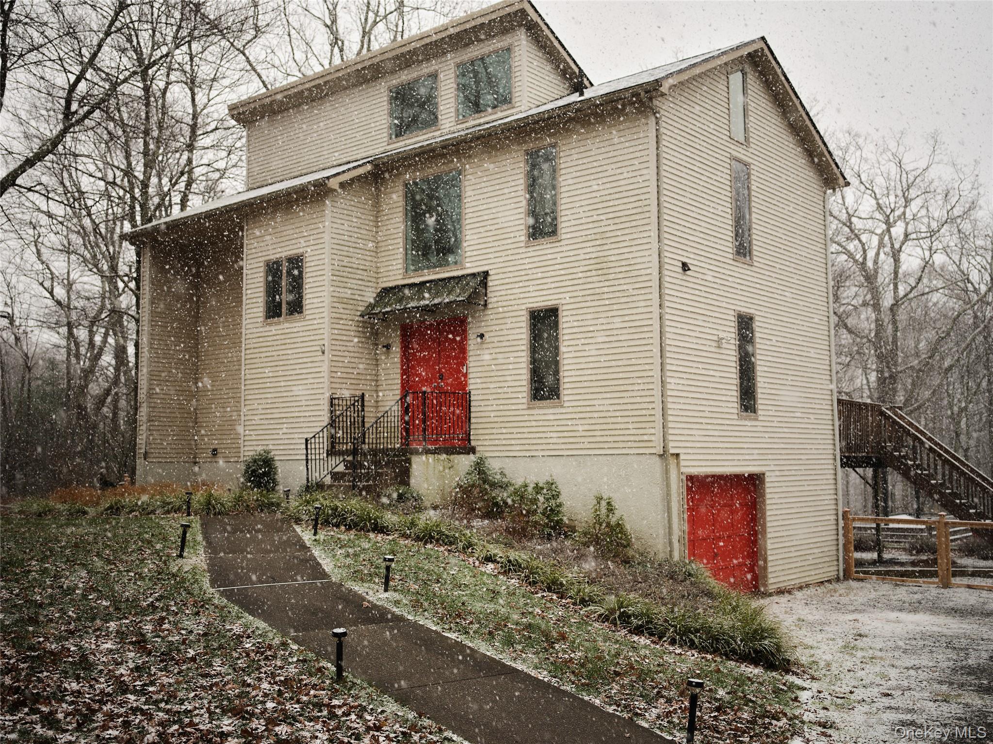 a view of a house with a yard