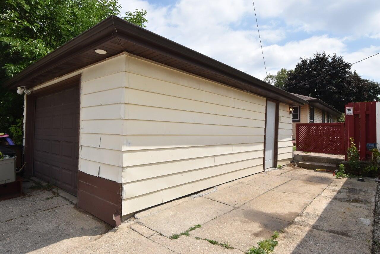 4935 North 88th Street Milwaukee, WI 53225 - Photo 18 of 19 garage