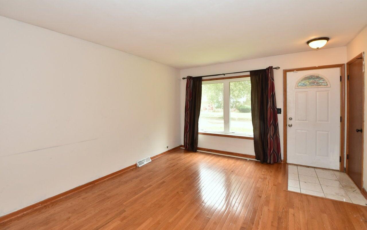 4935 North 88th Street Milwaukee, WI 53225 - Photo 2 of 19 LR