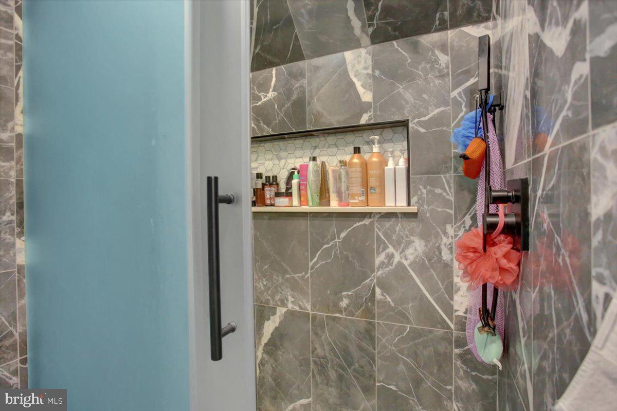 16726 Broadfording Road Hagerstown, MD 21740 - Photo 34 of 55 Custom tile shower