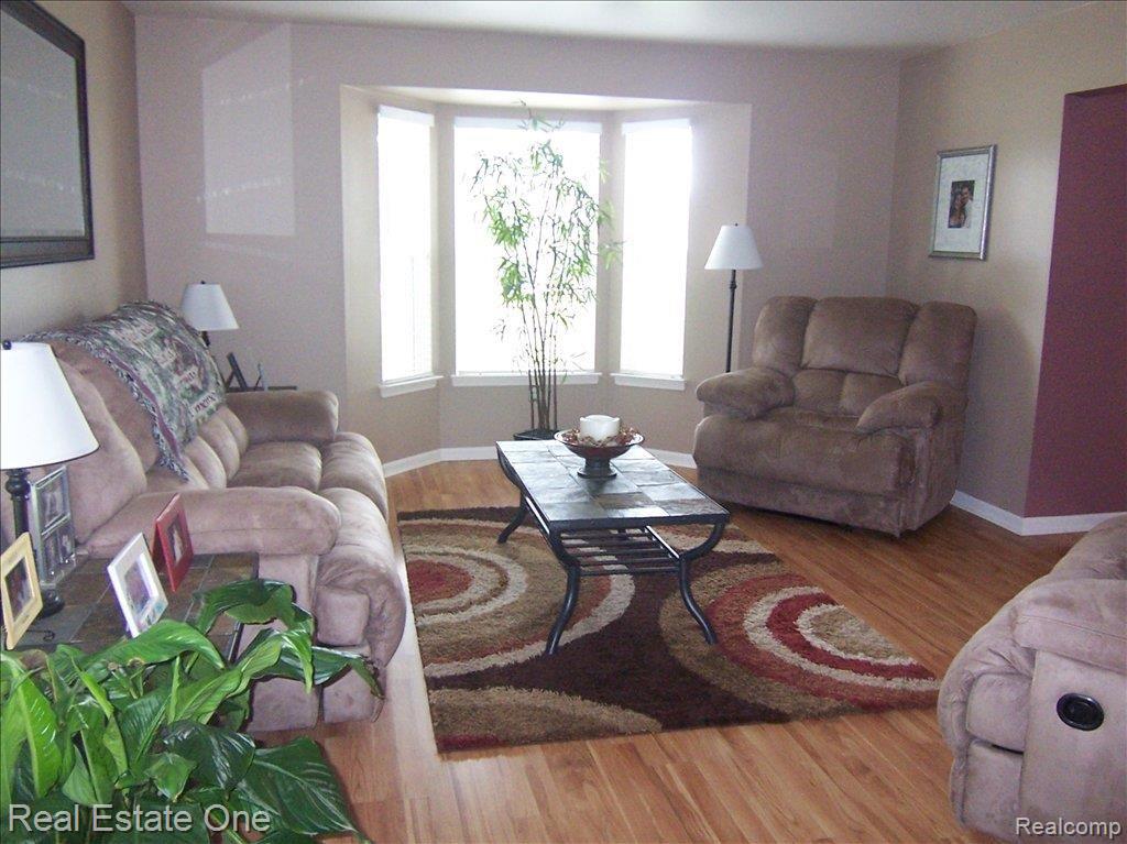 4301 Ridge Court Pinckney, MI 48169 - Photo 6 of 23 Living Room