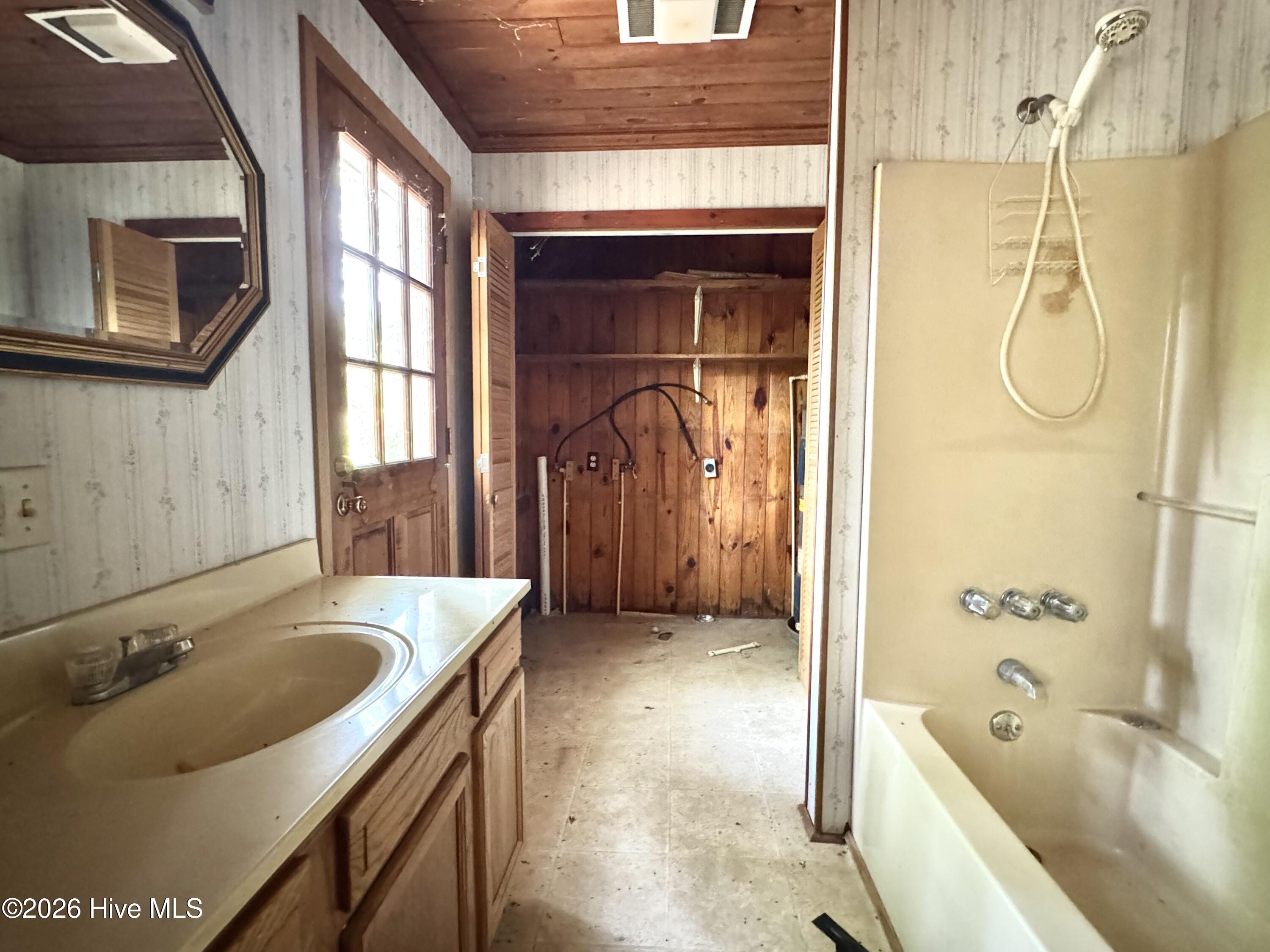 1644 Smyrna Road Whiteville, NC 28472 - Photo 11 of 17 Bathroom 1 w/Laundry Closet