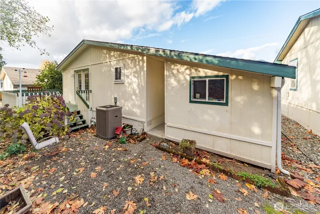 a view of a house with backyard