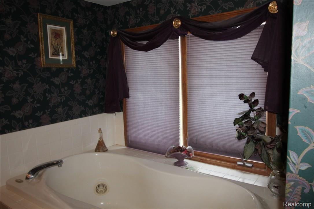 66200 Wolcott Road Ray, MI 48096 - Photo 26 of 32 WOLCOTT MASTER BATH JETTED TUB.jpg