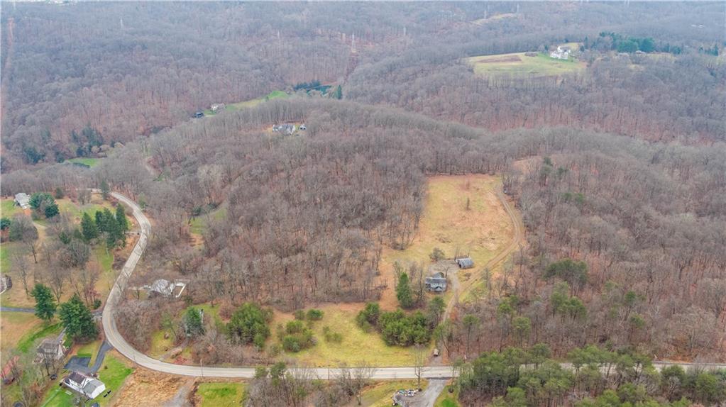 224 Indianola Road Cheswick, PA 15024 - Photo 2 of 17 a bathroom with a bathtub