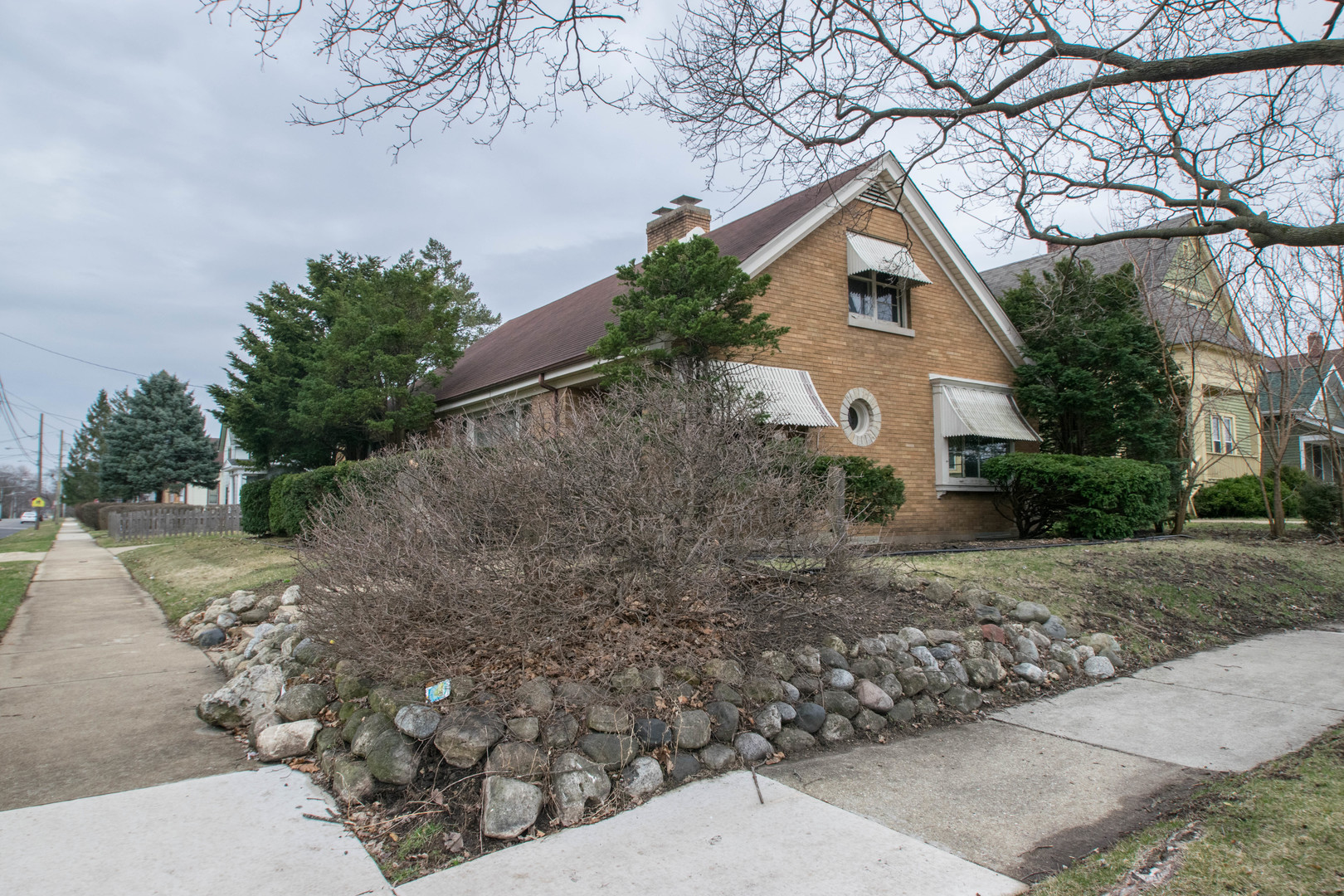 649 North Spring Street Elgin, IL 60120 - Photo 4 of 54