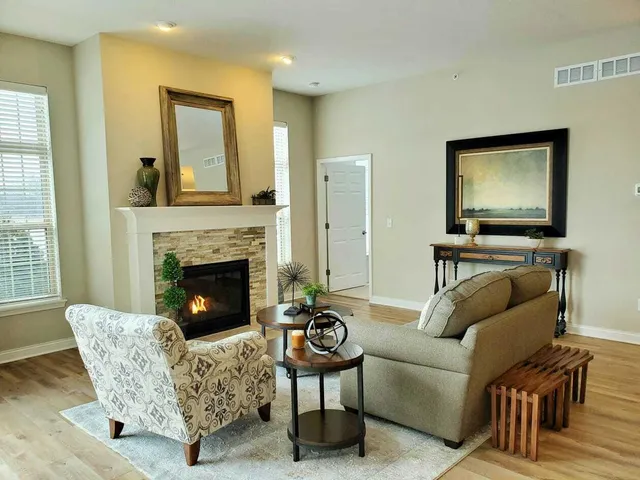 $639,999 | 847 North Verona Circle, Unit 6, Grafton, WI 53024