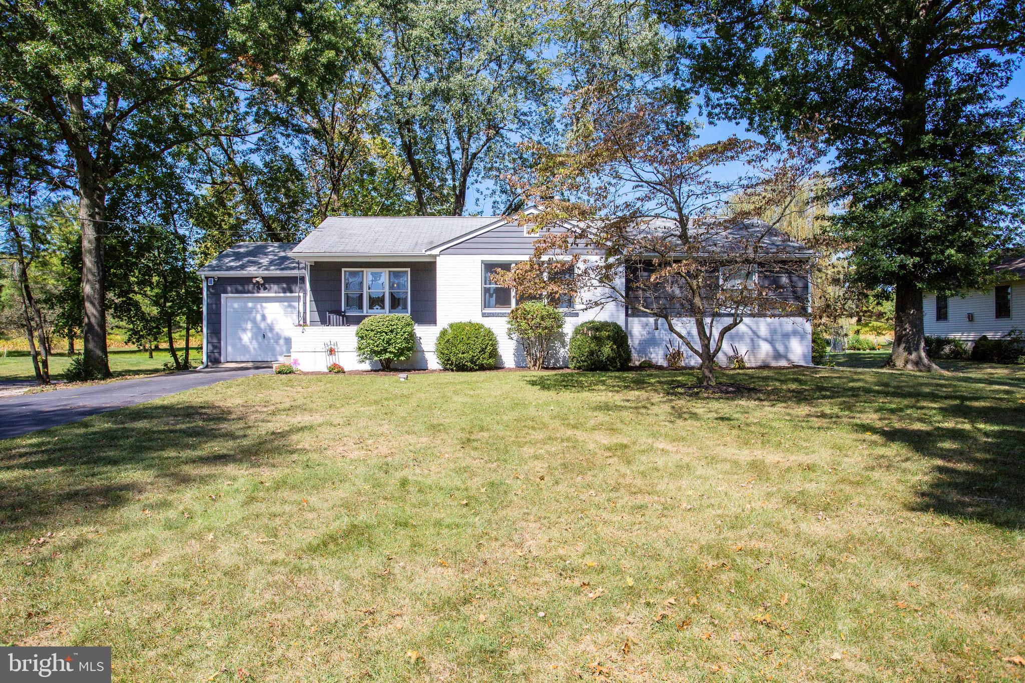 27 Woosamonsa Road Pennington, NJ 08534 - Photo 2 of 22