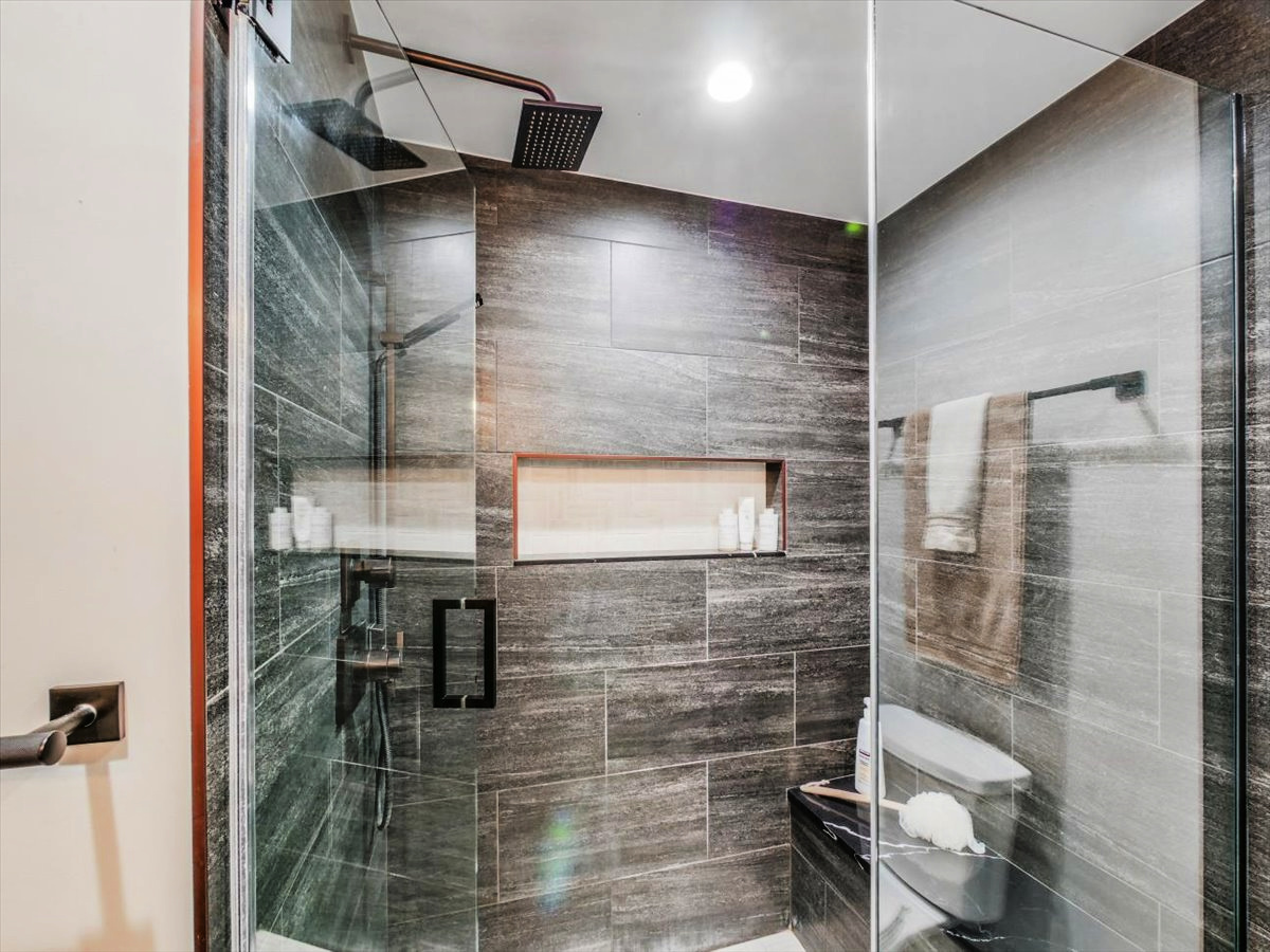 333 Rugby Place Schaumburg, IL 60169 - Photo 18 of 34 a bathroom with a shower