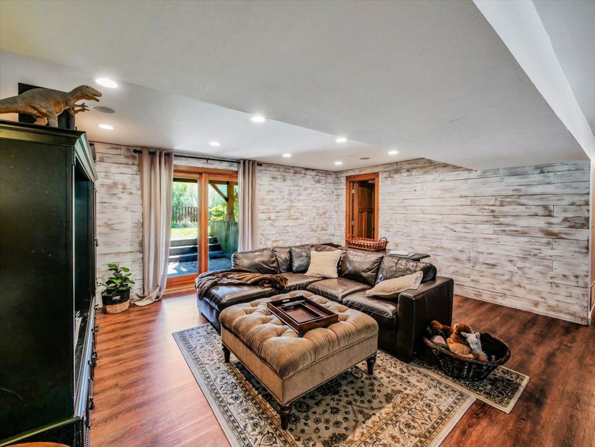 333 Rugby Place Schaumburg, IL 60169 - Photo 24 of 34 a living room with furniture rug and wooden floor