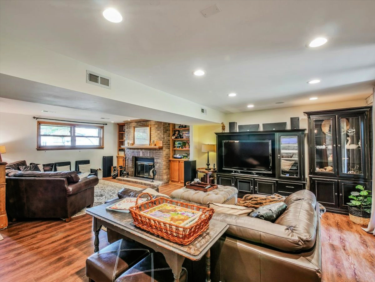333 Rugby Place Schaumburg, IL 60169 - Photo 26 of 34 a living room with furniture and a flat screen tv