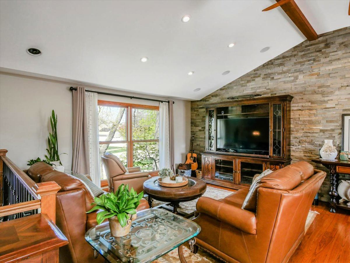 333 Rugby Place Schaumburg, IL 60169 - Photo 4 of 34 a living room with furniture and a flat screen tv