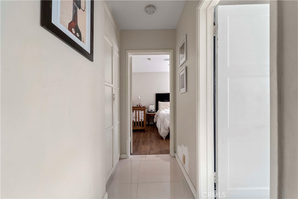 4051 Abourne Road, Unit D Los Angeles, CA 90008 - Photo 8 of 15 Hallway
