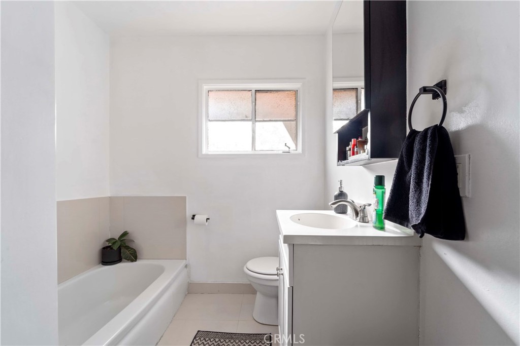 4051 Abourne Road, Unit D Los Angeles, CA 90008 - Photo 9 of 15 Full Bathroom