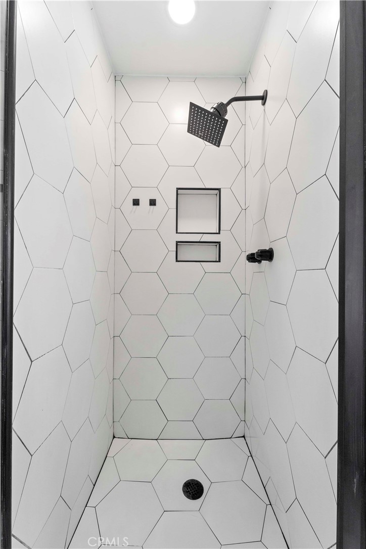 4051 Abourne Road, Unit D Los Angeles, CA 90008 - Photo 10 of 15 Walk-in Shower