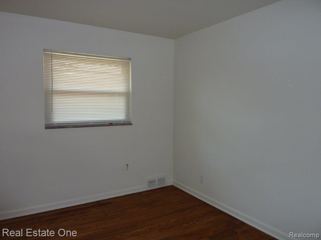 19637 Rensellor Street Livonia, MI 48152 - Photo 8 of 13