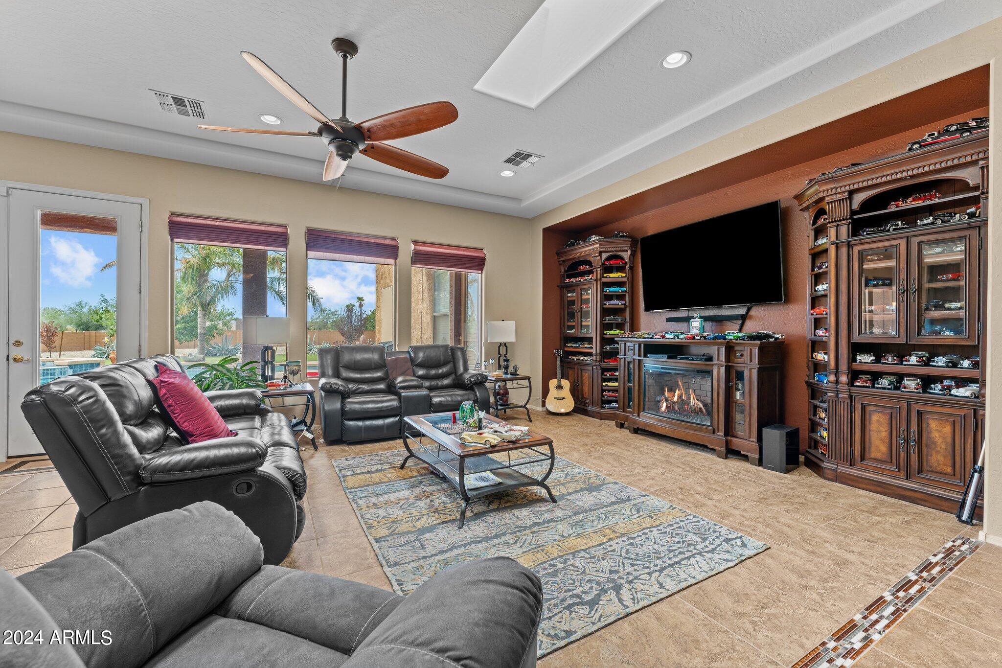 23035 West Sierra Ridge Way Wittmann, AZ 85361 - Photo 4 of 38 21-web-or-mls-DSC07914