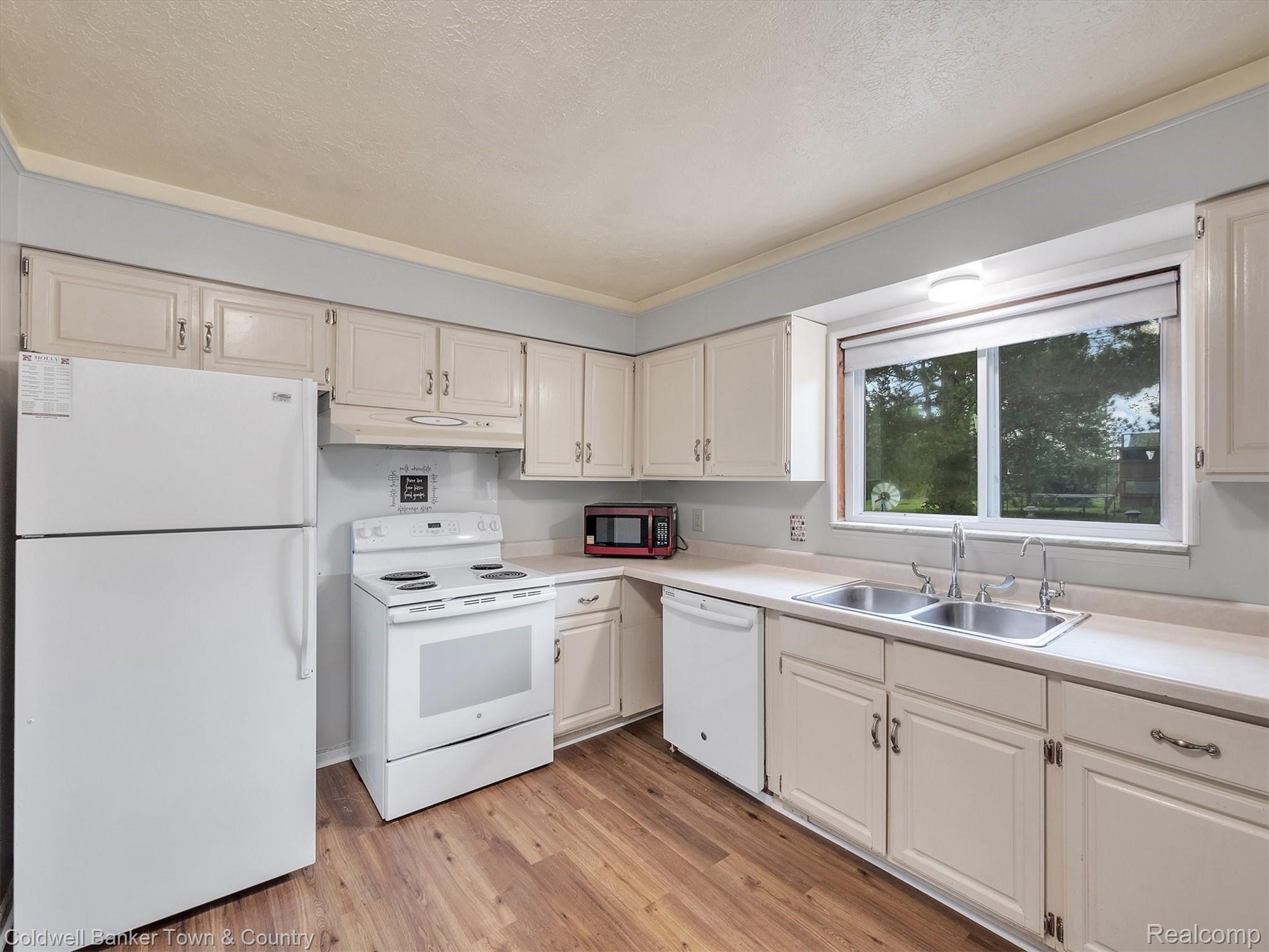 5432 Evans Road Holly, MI 48442 - Photo 14 of 39 Kitchen w/ white appliances and views of the back yard