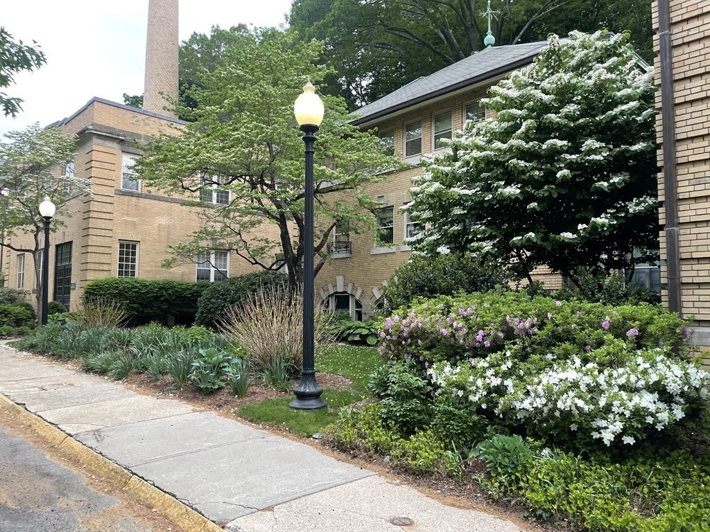 65 Glen Road, Unit H2 Brookline, MA 02445 - Photo 33 of 34 a front view of a house having yard
