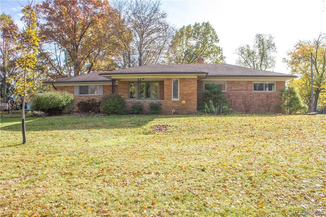 6889 Hubbard Road Clarkston, MI 48348 - Photo 1 of 36 01.jpg