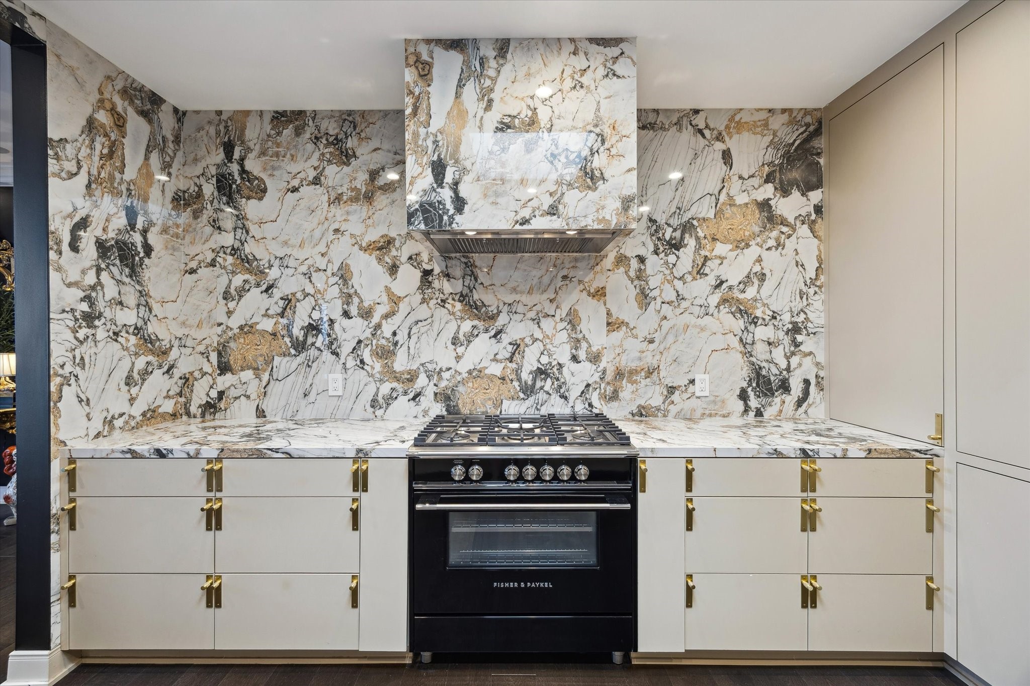 2701 Westheimer Road, Unit PHW Houston, TX 77098 - Photo 11 of 40 The chef’s kitchen is beautifully appointed with statement hardware, and premium appliances including a Fisher & Paykel 6-burner gas range, Fisher & Paykel refrigerator, and Bosch dishwasher.