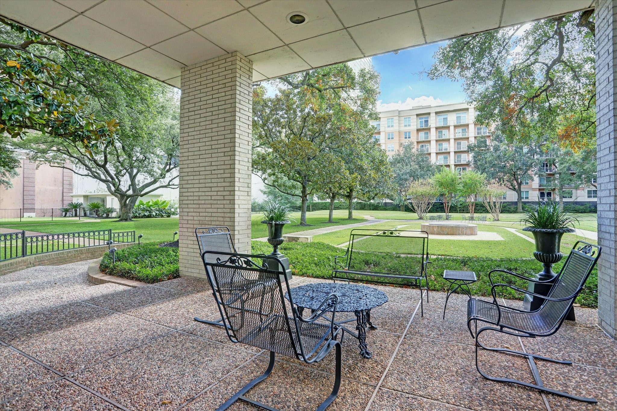 2701 Westheimer Road, Unit PHW Houston, TX 77098 - Photo 25 of 40 Residents enjoy private green spaces.