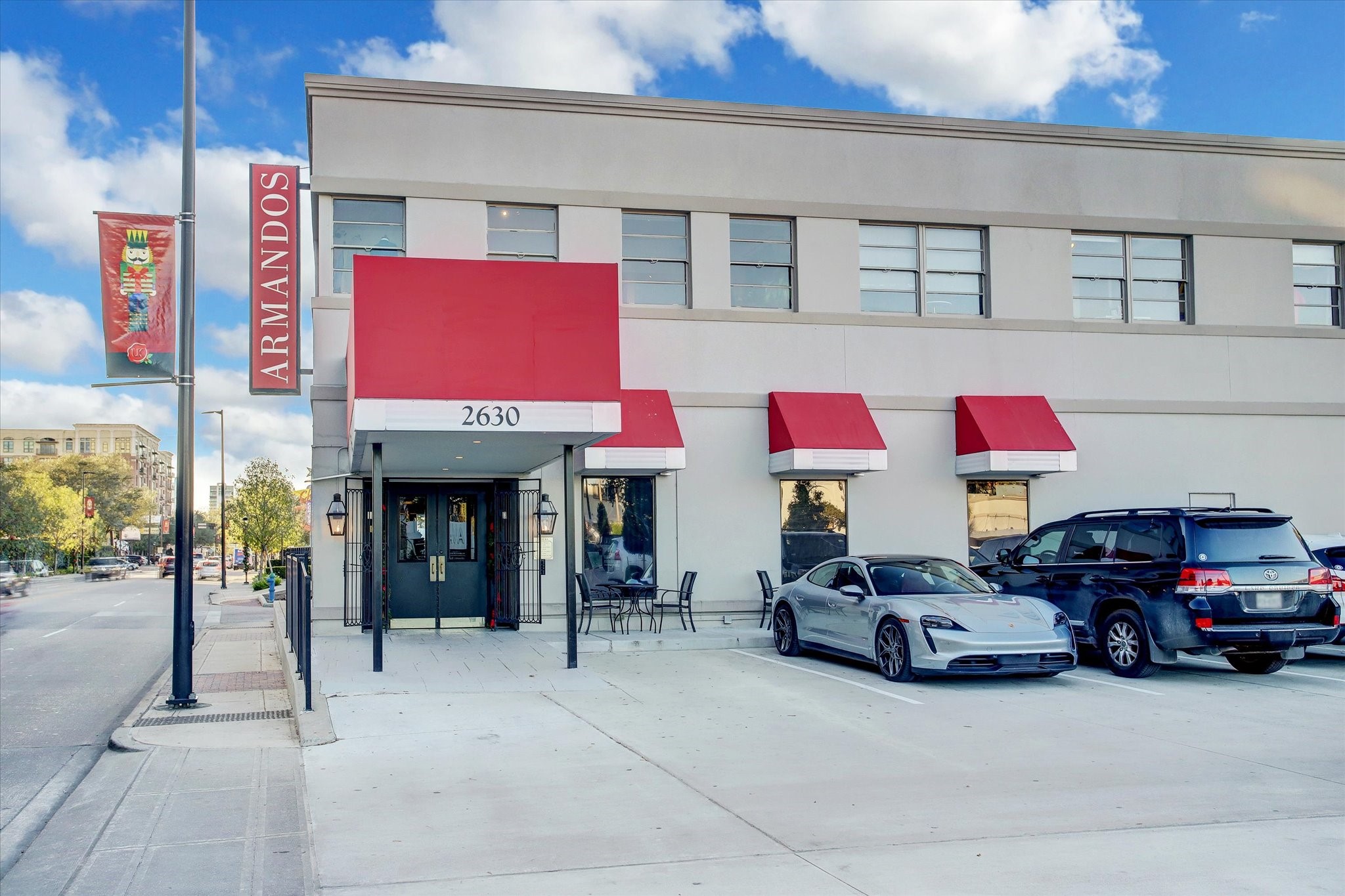 2701 Westheimer Road, Unit PHW Houston, TX 77098 - Photo 35 of 40 Regency House is walkable to many dining venues.