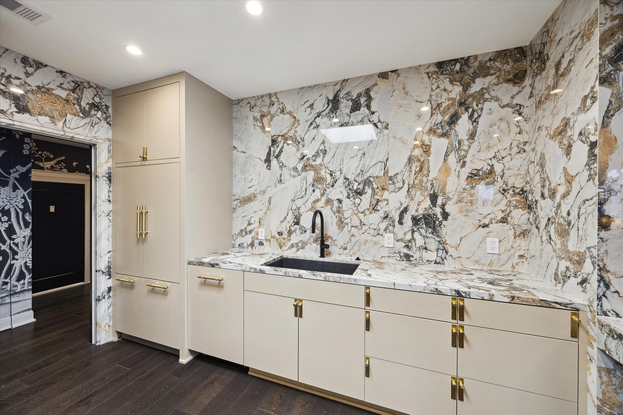 2701 Westheimer Road, Unit PHW Houston, TX 77098 - Photo 9 of 40 Elegant Finishes – Features exquisite porcelain countertops and a matching backsplash, complemented by an IMUSA farm sink.